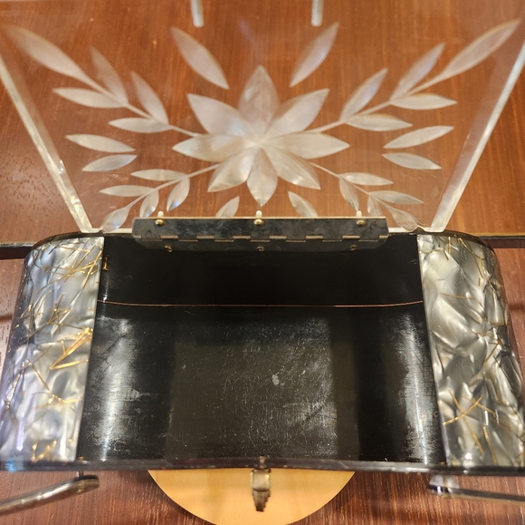 Vintage 1950s Lucite Confetti Bag carved panel top and hand strap - Picture 8 of 10